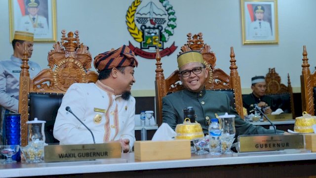 Gubernur dan Wakil Gubernur Sulsel, Prof. Nurdin Abdullah dan Andi Sudirman Sulaiman, berbincang sesaat sebelum perayaan HUT Sulsel Ke-350, di Ruang Rapat Paripurna DPRD Sulsel, Sabtu (19/10/2019).