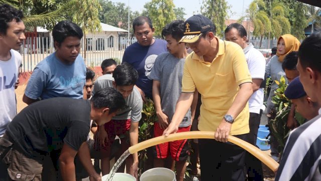 Kepala Kantor Wilayah Kementrian Hukum dan Hak Asasi Manusia, Priyadi (baju Kuning), membagikan air bersih kepada warga binaan di Lapas Maros, Jumat (18/10/2019).