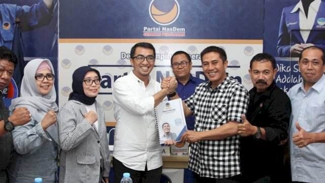 Bakal Calon Wali Kota Makassar Syamsu Rizal (Deng Ical), mengembalikan Formulir Pendaftaran di Sekretariat DPD Partai Nasdem Makassar, Rabu (23/10/2019).