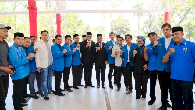 Gubernur dan Wakil Gubernur Sulsel, Prof. Nurdin Abdullah dan Andi Sudirman Sulaiman, bersama Pengurus Organisasi Kepemudaan saat upacara peringatan Hari Sumpah Pemuda, di Pelataran Rumah Jabatan Gubernur Sulsel, Senin (28/10/2019).