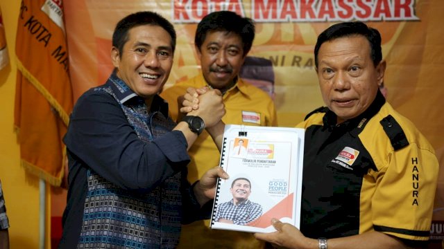 Bakal Calon Wali Kota Makassar Syamsu Rizal (Deng Ical), menyerahkan berkas pendaftaran Kepada Ketua DPC Partai Hanura Kota Makassar, Senin (28/10/2019).