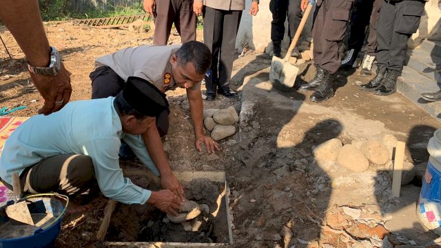 Kapolres Gowa AKBP Shinto Silitonga, melakukan peletakan batu pertama Pembangunan Pos Lantas di Batas Kota Gowa-Makassar, Kamis (31/10/2019).
