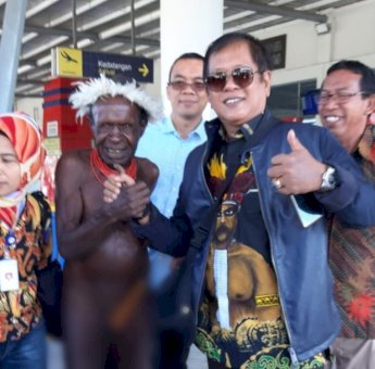 Keakraban Andi Kaswadi dan Penduduk Asli Papua