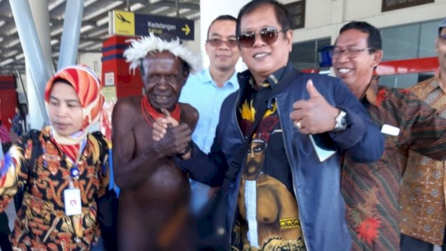 Keakraban Andi Kaswadi dan Penduduk Asli Papua