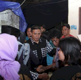 Deng Ical Salurkan Bantuan Sembako ke Korban Kebakaran di Rajawali