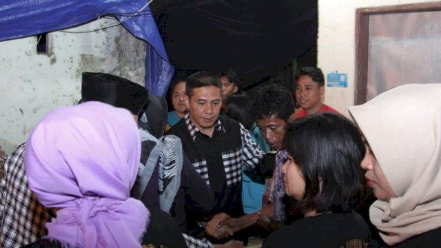 Deng Ical Salurkan Bantuan Sembako ke Korban Kebakaran di Rajawali