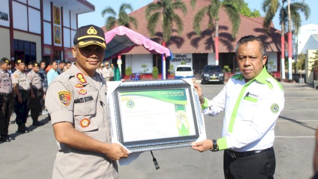 Kapolres Gowa Terima Penghargaan Judicative Award Dari Institut Hukum Indonesia