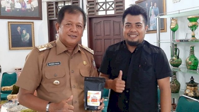 Bupati Soppeng, Andi Kaswadi Razak, bersama Perwakilan Komunitas Pecinta Kopi, Fahrul.