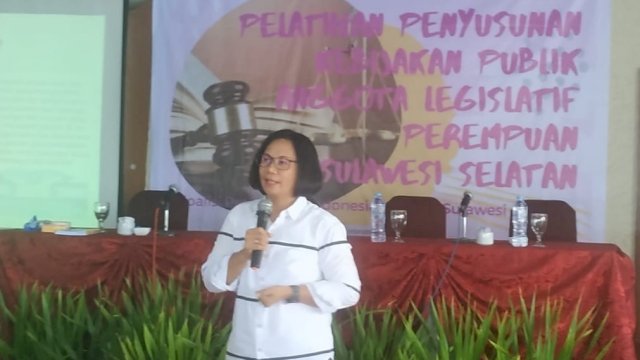 Lusi Palulungan SH. memberikan sambutan pada Pelatihan Penyusunan Kebijakan Publik Anggota Legeslatif Perempuan di Sulsel, di MGH , Selasa (12/11/2019).