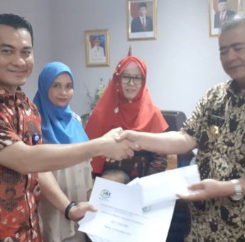 Wujud Kepedulian, ADPI Serahkan Bantuan untuk Korban Tragedi Wamena