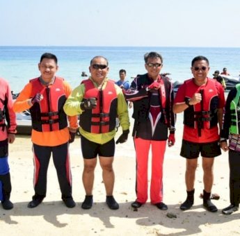 Akhir Pekan, Nurdin Abdullah dan Forkopimda Kunjingi Warga Pulau Menggunakan Jet Ski