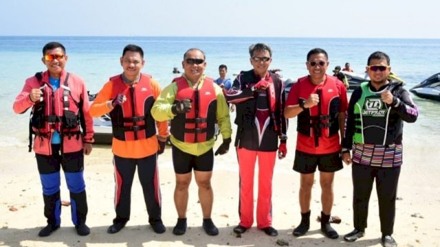 Akhir Pekan, Nurdin Abdullah dan Forkopimda Kunjingi Warga Pulau Menggunakan Jet Ski