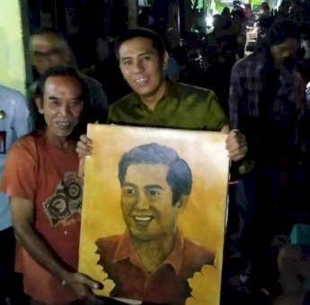 Temui Warga Mandala, Deng Ical Dapat Suprise Lukisan Tanah Liat Dari Zainal Beta