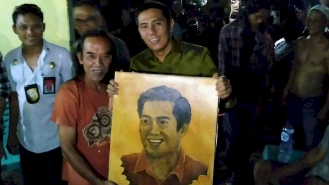 Temui Warga Mandala, Deng Ical Dapat Suprise Lukisan Tanah Liat Dari Zainal Beta