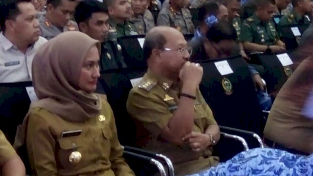Bupati Jeneponto Iksan Iskandar, duduk berdampingan dengan Bupati Luwu Utara Indah Putri Indriani, saat penyerahan DIPA di Ruang Pola Kantor Gubernur Sulsel, Senin (18/11/2019).