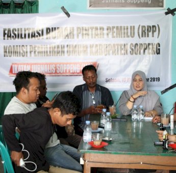 Komisioner KPU Soppeng Sambangi Markas Jurnalis, Ini yang Dibahas