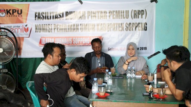 Komisioner KPU Soppeng Sambangi Markas Jurnalis, Ini yang Dibahas