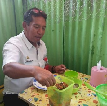 Begini Kesederhanaan Kadis Kominfo Soppeng Nikmati Makanan Daerah