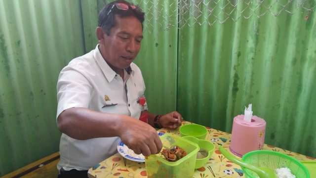 Kepala Dinas Kominfo Kabipaten Soppeng, Sarianto, menikmati makanan khas Bugis Soppeng, di Pondok Lestari, Rabu (20/11/2019).