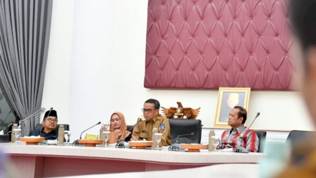 Gubernur Sulsel Prof. Nurdin Abdullah, bersama Walikota Palopo Judas Amir, Bupati Luwu Basmin Mattayang, dan Bupati Luwu utara Indah Putri Indriani saat FGD Program Prioritas, di Kantor Perwakilan Pemprov Sulsel Kota Palopo, Kamis (21/11/2019).
