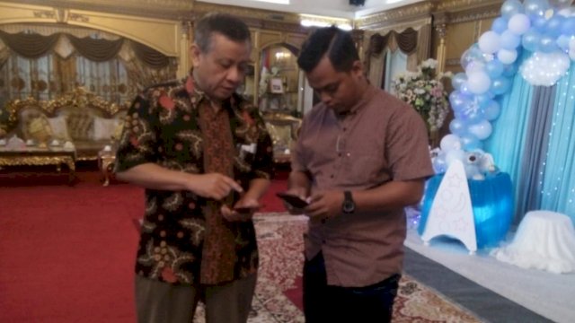 Direktur Stikes Gunung Sari Dr. Syaiful Bachri, berbincang dengan salah satu staf, usai mengikuti Rapat di Rumah Jabatan Gubernur Sulsel, Sabtu (23/11/2019).
