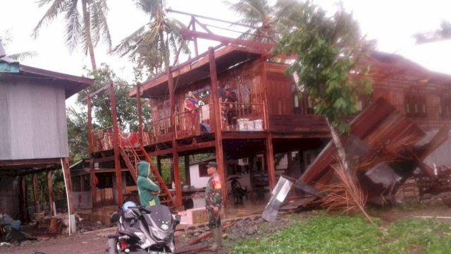 Kondisi salah satu rumah warga korban Angin Kencang di Kabupaten Soppeng, Senin (25/11/2019).