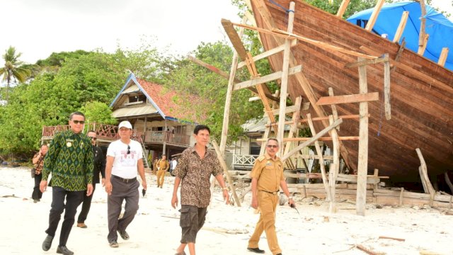 Gubernur Sulsel Prof. Nurdin Abdullah, mengunjungi kawasan pembuatan Kapal Phinisi Desa Lembanna, Kecamatan Bonto Bahari, Bulukumba, Senin (11/11/2019).