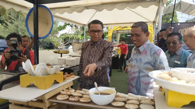 Gubernur Sulsel Prof. Nurdin Abdullah, dan Bupati Wajo Amran Mahmud, bersama Founder Bosowa Group Aksa Mahmud, meninjau stand makanan khas Wajo di Pelataran Four Point By Sheraton Makassar, Sabtu (09/11/2019).