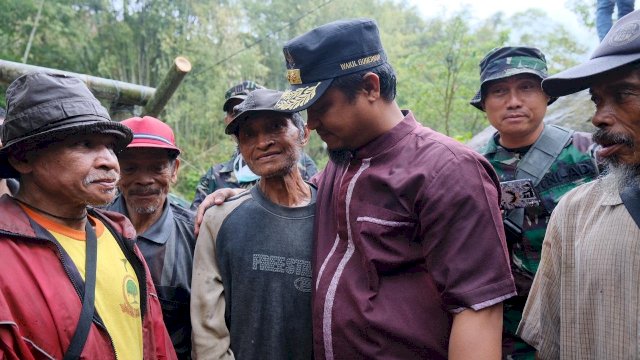 Wakil Gubernur Sulsel Andi Sudirman Sulaiman merangkul Samsul, Sabtu (09/11/2019).
