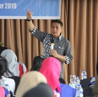 Di Hadapan Puluhan Ibu Rumah Tangga, Deng Ical Sampaikan Pentingnya Program SIBAT