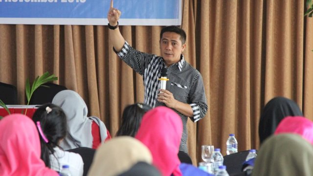 Ketua PMI Kota Makassar Syamsu Rizal (Deng Ical), memberikan materi siaga bencana kepada puluhan Ibu-ibu Rumah Tangga, Selasa (12/11/2019).