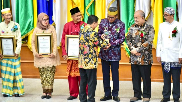 Menteri Kesehatan RI dr. Triawan, menyerahkan piagam menghargaan Kepada Gubernur Sulsel Prof. Nurdin Abdullah, Selasa (19/11/2019).