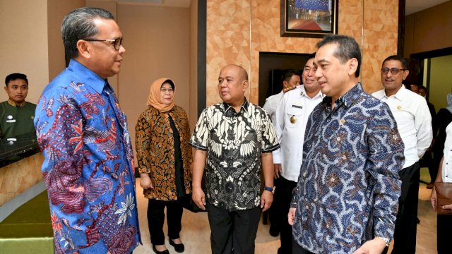 Gubernur Sulsel Prof. Nurdin Abdullah, berbincang dengan Menteri Perdagangan (Mendag) RI, di Hotel The Rinra Makassar, Rabu (20/11/2019).