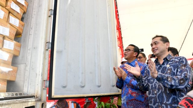 Gubernur Sulsel Prof. Nurdin Abdullah, bersama Menteri Perdagangan RI Agus Suparmanto, melepas Ekspor 500 Kontainer Hasil Alam Sulsel, di Pelabuhan Soekarno Hatta Makassar, Rabu (20/11/2019).