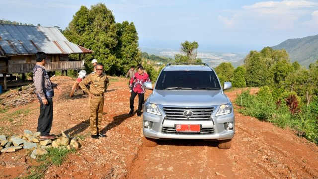 Gubernur Sulsel Prof. Nurdin Abdullah, meninjau jalan yang menghubungkan Bua dengan Rantepao di wilayah perbatasan Kabupaten Luwu dan Kabupaten Toraja Utara, Kamis (21/11/2019).