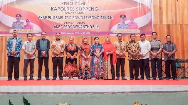 Acara pisah-sambut Kapolres Soppeng dari Pejabat Lama AKBP Dedy Dewantho, kepada Pejabat Baru AKBP Puji Saputro Bowo Leksono, di Gedung Pertemuan Masyarakat Lalabata, Senin (25/11/2019).