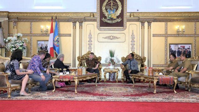 Wakil Gubernur Sulsel Andi Sudirman Sulaiman, menerima Duta Besar Inggris untuk Indonesia Owen Jenkins, di Rumah Jabatan Gubernur Sulsel, Selasa (26/11/2019) malam.
