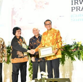 Nurdin Abdullah Dianugerahi Penghargaan Tokoh Perhutanan Sosial 2019