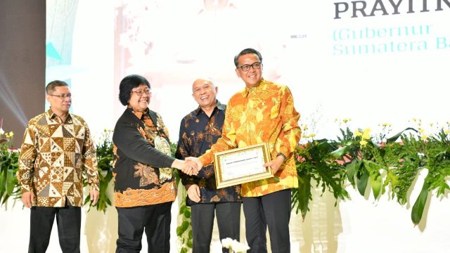 Nurdin Abdullah Dianugerahi Penghargaan Tokoh Perhutanan Sosial 2019