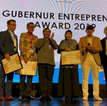 Nurdin Abdullah Sabet Penghargaan Leader Regional Enterpreneur Award