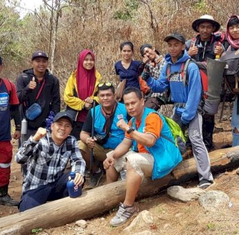 Deng Ical Pimpin Relawan Tanam 1.000 Pohon di Gunung Bawakaraeng Gowa