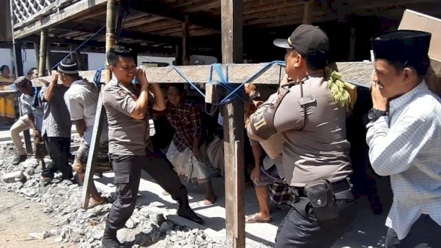 Indahnya Kebersamaan Dengan Tradisi Gotong Royong Warga Desa Pambussuang Polman