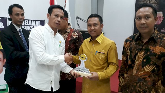 Ketua BPD Hipmi Sulsel Herman Heizer, menerima Cendera mata dari Ketua BPC Hipmi Kabupaten Bulukumba Haerul Anwar, Sabtu (21/12/2019).