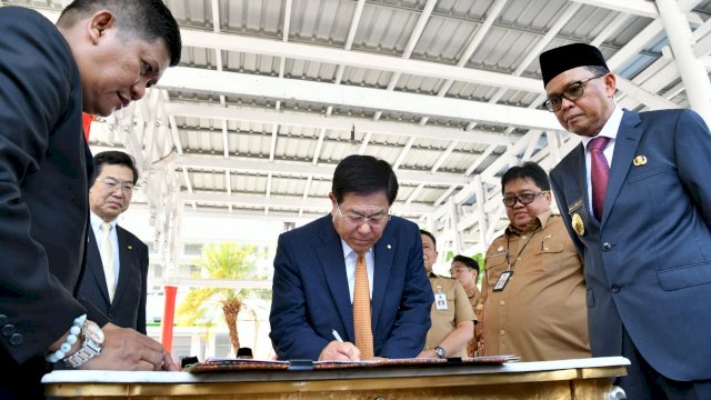 Penandatanganan penyerahan bantuan 38 Unit Mobil Ambulance dan Damkar dari Ehime Toyata Motor Corporation dan Kochi Toyota Motor Corporation Pemerintah Provinsi Sulsel, Selasa (03/12/2019).