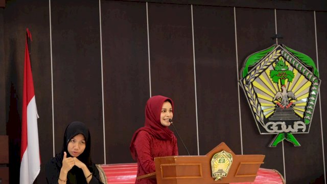 Ketua TP PKK Kabupaten Gowa Priska Paramita Adnan, memberikan sambutan yang diikuti oleh penerjemah Tunawicara, saat Peringatan Hari Disabilitas Internasional Tingkat Kabupaten Gowa, di Baruga Tinggimae Kompleks Rumah Jabatan Bupati Gowa, Selasa (03/11/2019).