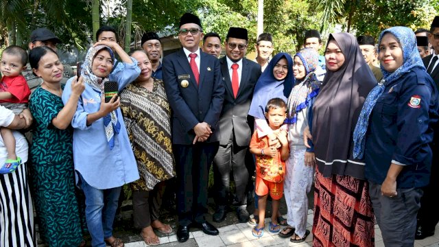 Gubernur Sulsel Prof. Nurdin Abdullah, bersama warga usai menghadiri Upacara Peringatan Korban 40.000 Jiwa, Rabu (11/12/2019).