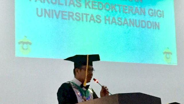 Dekan Fakultas Kedokteran Gigi Unhas, drg. Muhammad Ruslin, M.Kes., Ph.D., Sp.BM(K)., memberikan sambutan saat Yudisium periode Ke 2 bulan Desember 2019, Rabu (11/12/2019).