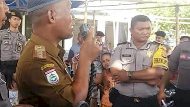 Kepala Dinas Kelautan dan Perikanan Kabupaten Polewali Mandar, Muhammad Akbar, menerima massa yang berunjukrasa, Senin (16/12/2019).