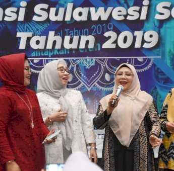 Malam Ramah Tamah, Ketua PKK Kabupaten Soppeng Dapat Hadiah