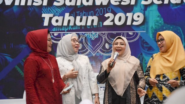 Malam Ramah Tamah, Ketua PKK Kabupaten Soppeng Dapat Hadiah